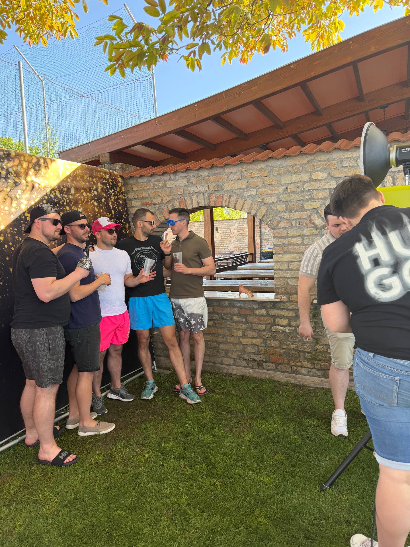 Vendégek közös fotózás közben a Moczó Selfie rendezvényén